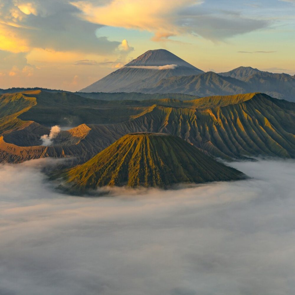 volcan-niebla-al-atardecer_1150-18325 (1)