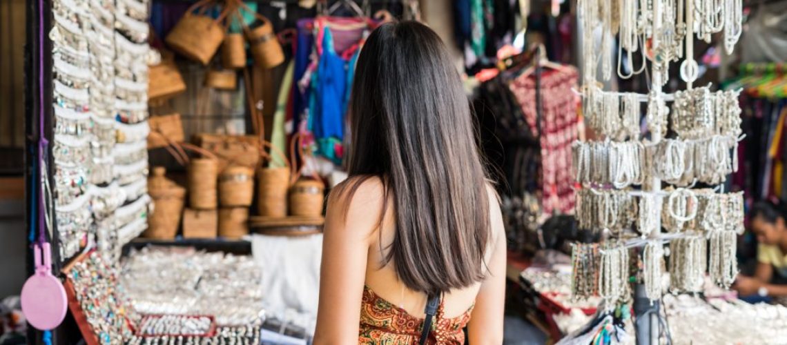 young-woman-traveler-at-ubud-market-in-bali-2021-10-06-09-51-50-utc-snip-1024x683 (1)